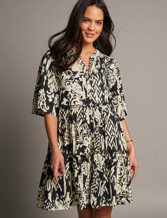 Robe évasée à volants, imprimé ethnique bicolore (noir / écru) Robe évasée à volants, imprimé ethnique bicolore (noir / écru)